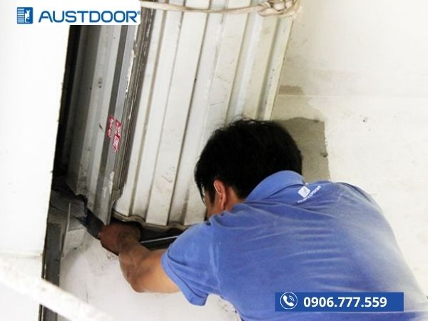 Cửa Cuốn Bị Kẹt Phải Làm Sao?