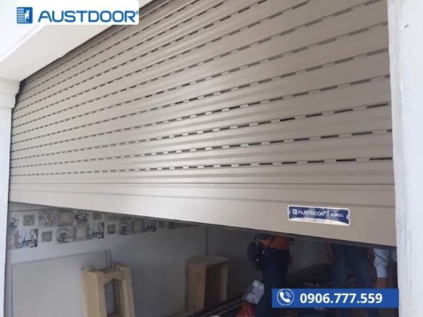 Có Nên Lắp Cửa Cuốn Khe Thoáng?