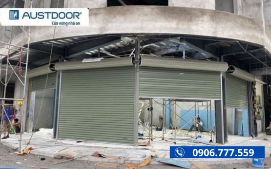 Lắp đặt cửa cuốn th&eacute;p tấm liền Austdoor TM cho nh&agrave; thuốc Pharmacity tại Gia Lai